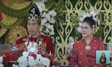 President Jokowi uses South Kalimantan traditional Clothes on the ceremony of lowering the flag back in IKN