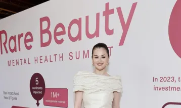 Selena Gomez Donasikan Seluruh Hasil Penjualan Rare Beauty untuk Kesehatan Mental pada World Mental Health Day